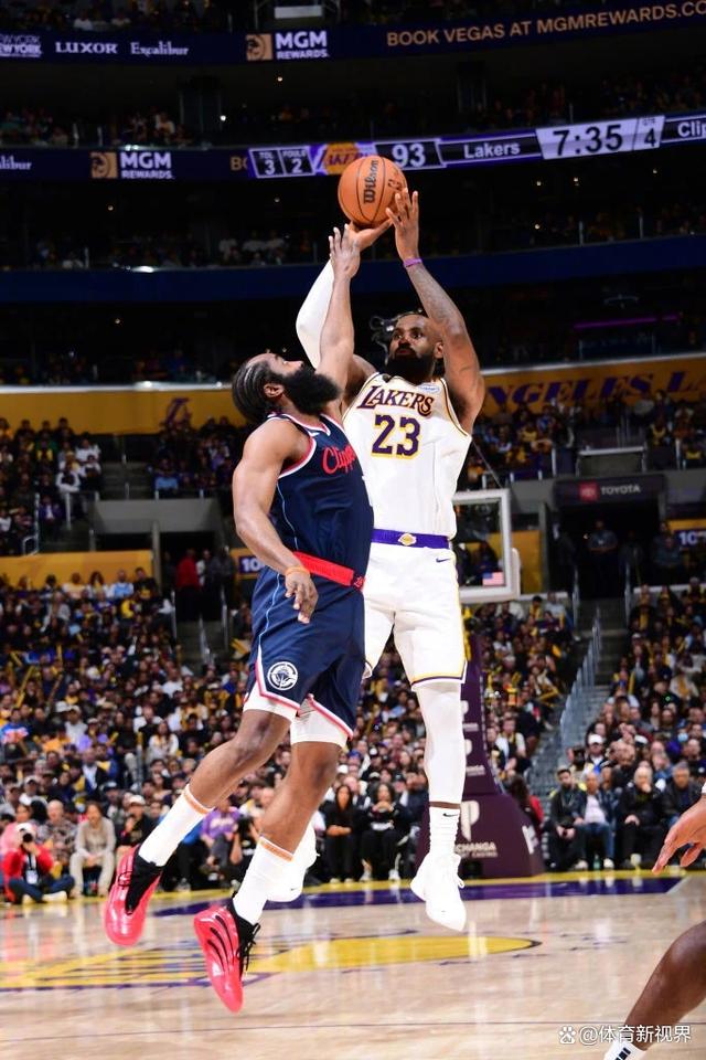 詹姆斯助攻队友破门,率领球队胜利 詹姆斯助攻队友破门,率领球队胜利