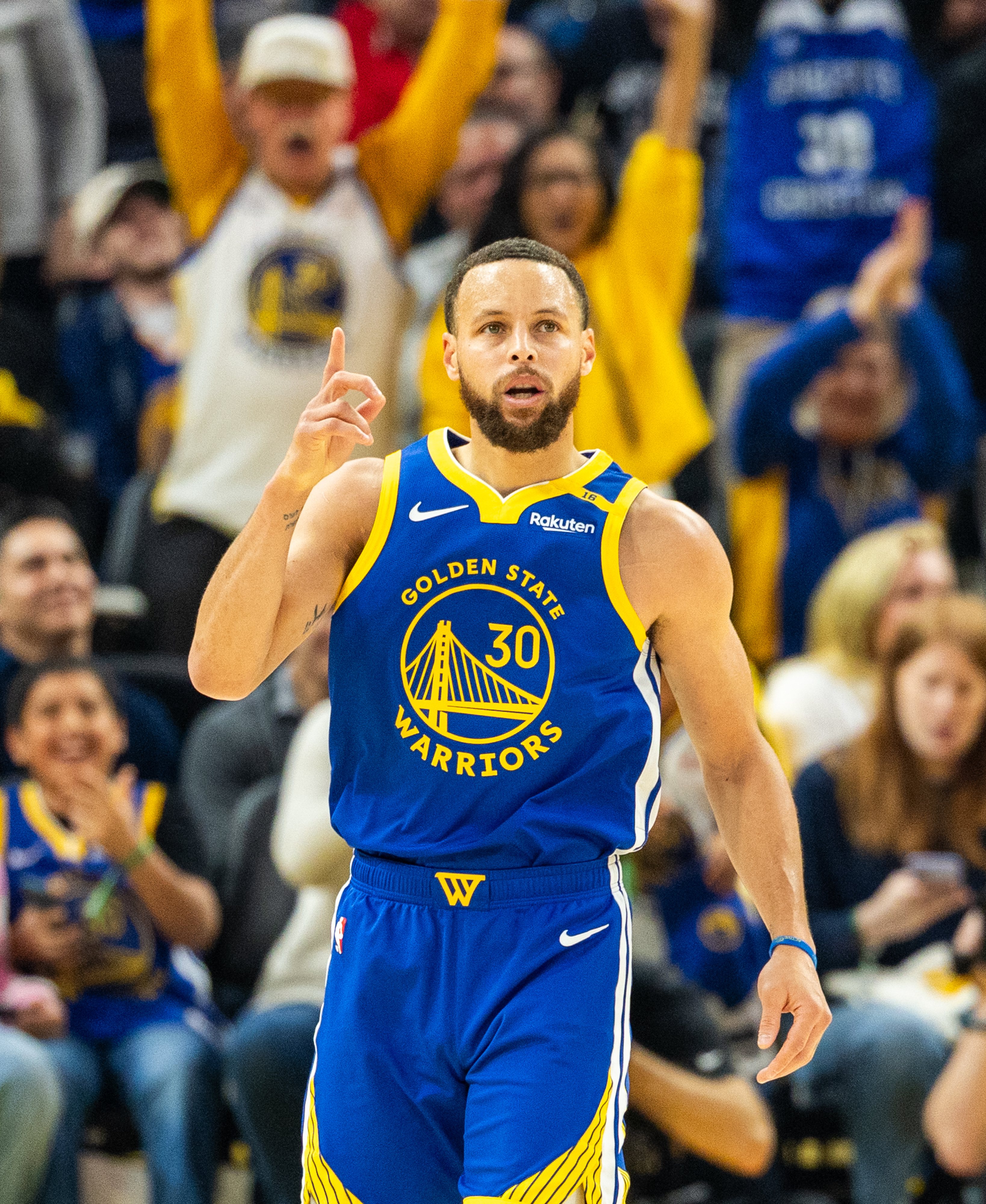 勇士队后卫球员成为比赛关键人物 勇士队后卫球员成为比赛关键人物