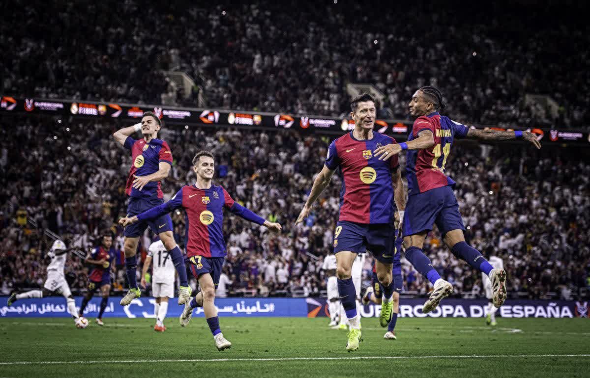 足球比赛中球员厮打–比赛中发生冲突 足球比赛中球员厮打–比赛中发生冲突