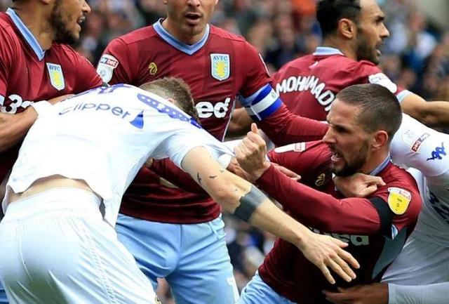 足球比赛中球员厮打–比赛中发生冲突 足球比赛中球员厮打–比赛中发生冲突