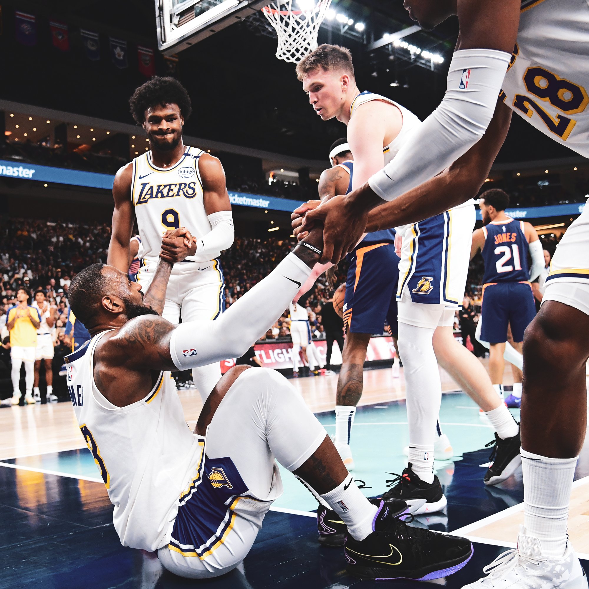 关于内线球员篮板球抢得多攻防两端发威的信息 关于内线球员篮板球抢得多攻防两端发威的信息