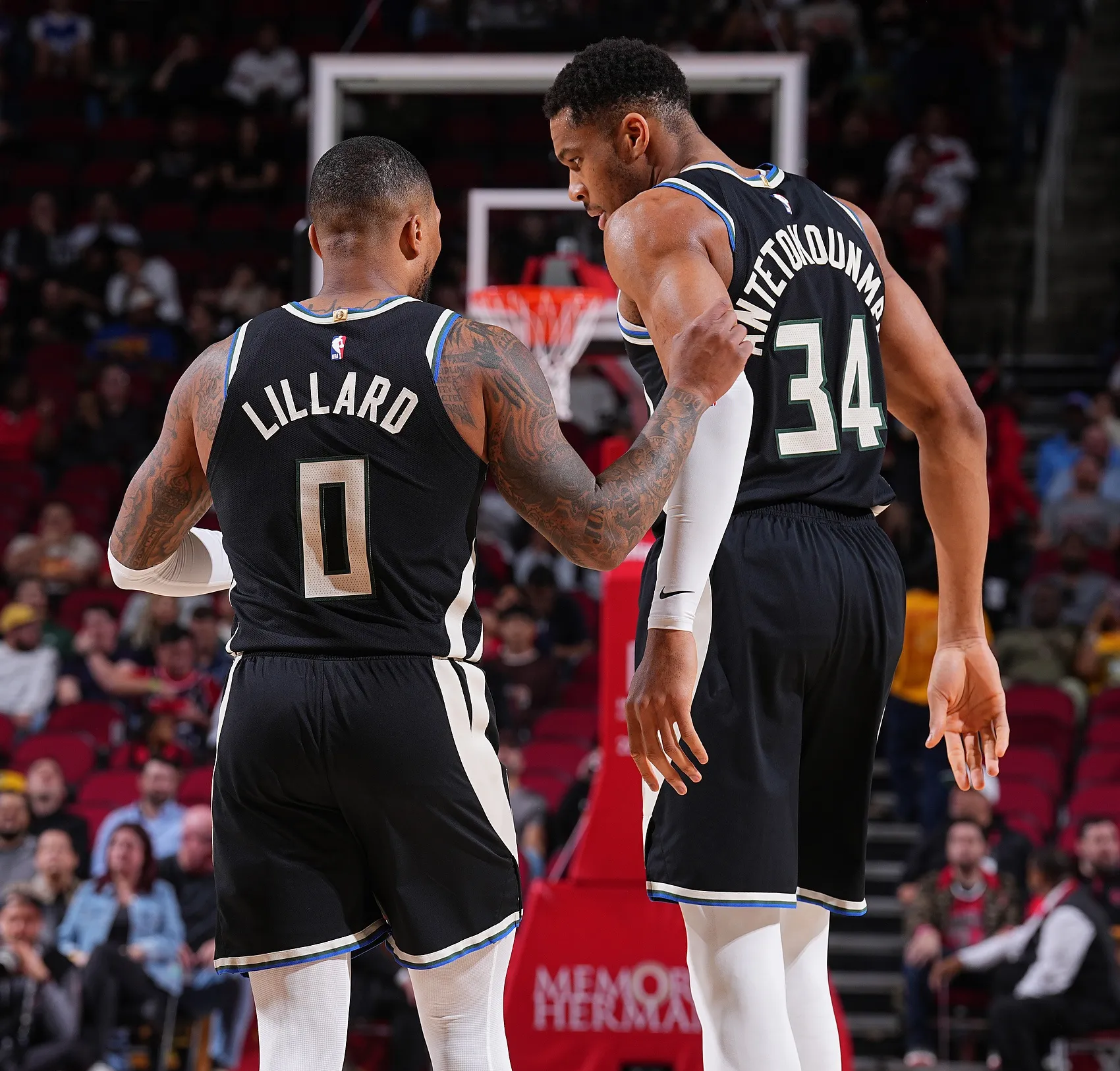 雄鹿防守强硬，轻取篮网豪取三连胜的简单介绍