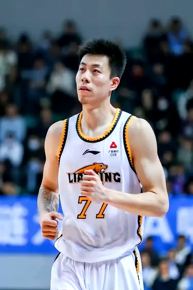 辽宁队力战上海,双方实力均衡 辽宁队力战上海,双方实力均衡