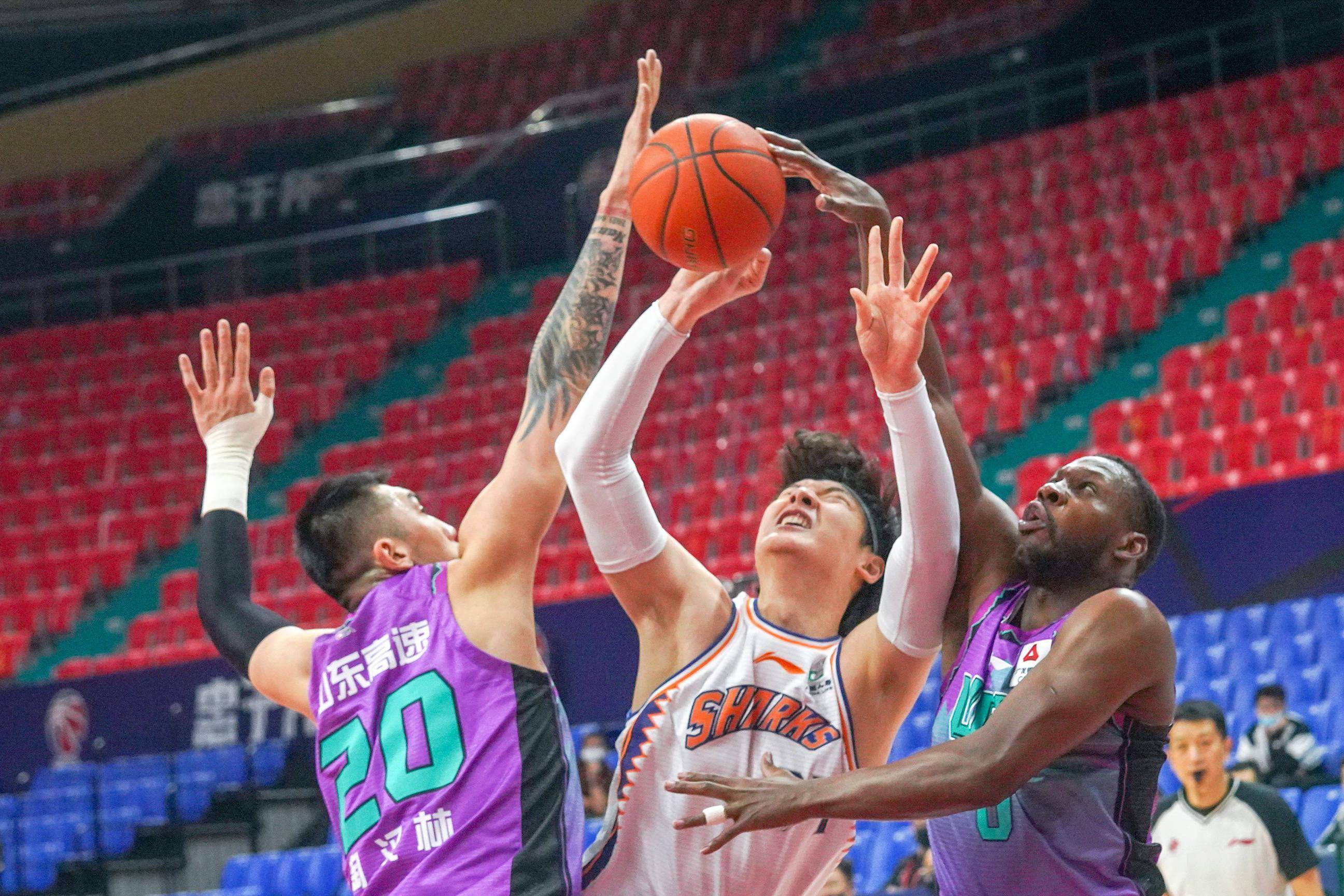 比赛紧张刺激,双方互有胜负机会 比赛紧张刺激,双方互有胜负机会