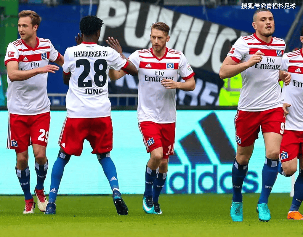汉堡队在主场击败斯图加特,球迷欢呼雀跃 汉堡队在主场击败斯图加特,球迷欢呼雀跃