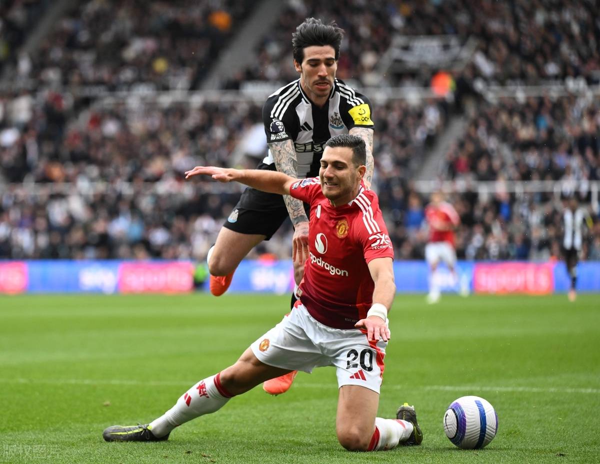 曼联中场核心因伤退出赛季,球队困境重重 曼联中场核心因伤退出赛季,球队困境重重