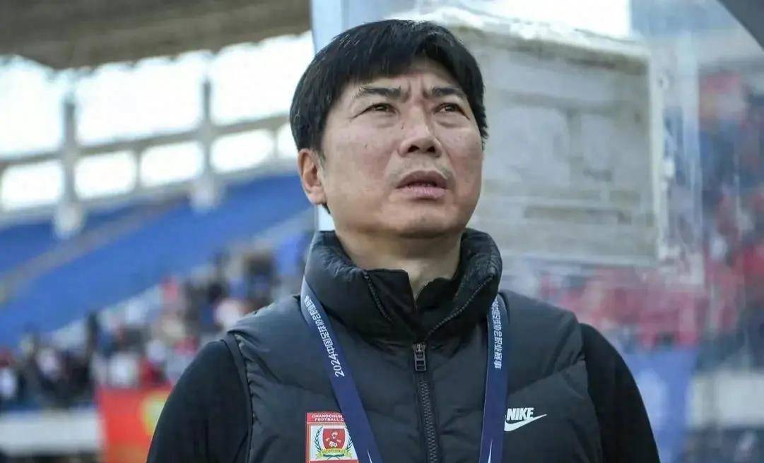 足球俱乐部新任主教练备战新赛季 足球俱乐部新任主教练备战新赛季