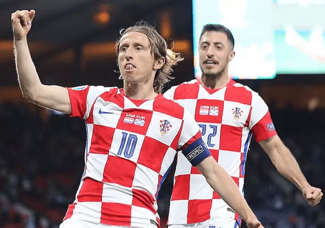 两队实力相当,比赛上演白热化对决 两队实力相当,比赛上演白热化对决