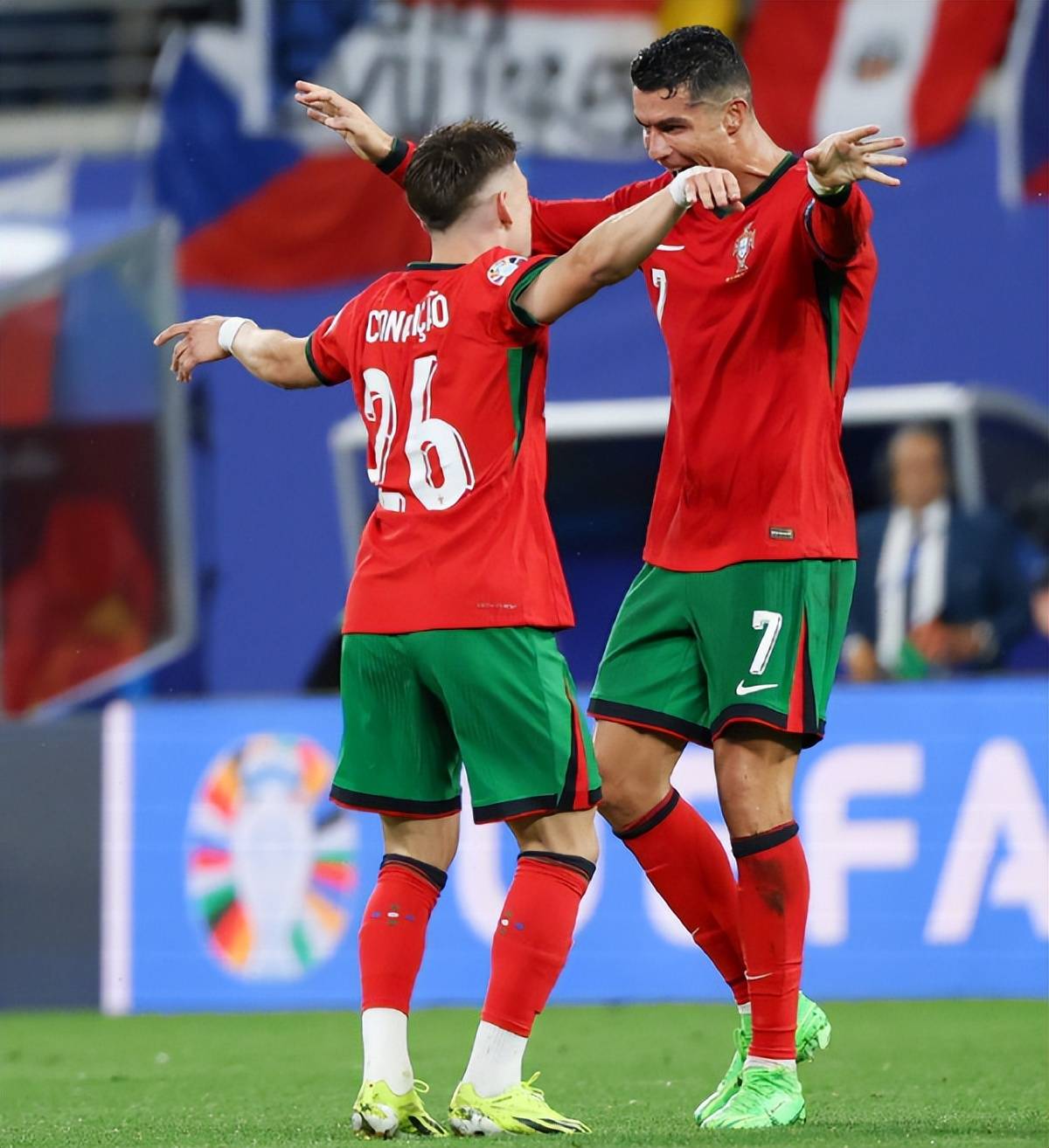 葡萄牙国家队主帅激情庆祝比赛胜利的简单介绍 葡萄牙国家队主帅激情庆祝比赛胜利的简单介绍