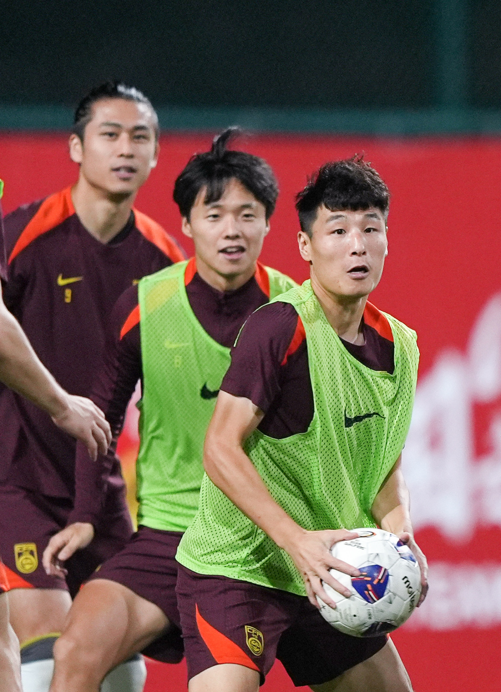 中国足球比赛中球员风采耀眼绽放 中国足球比赛中球员风采耀眼绽放