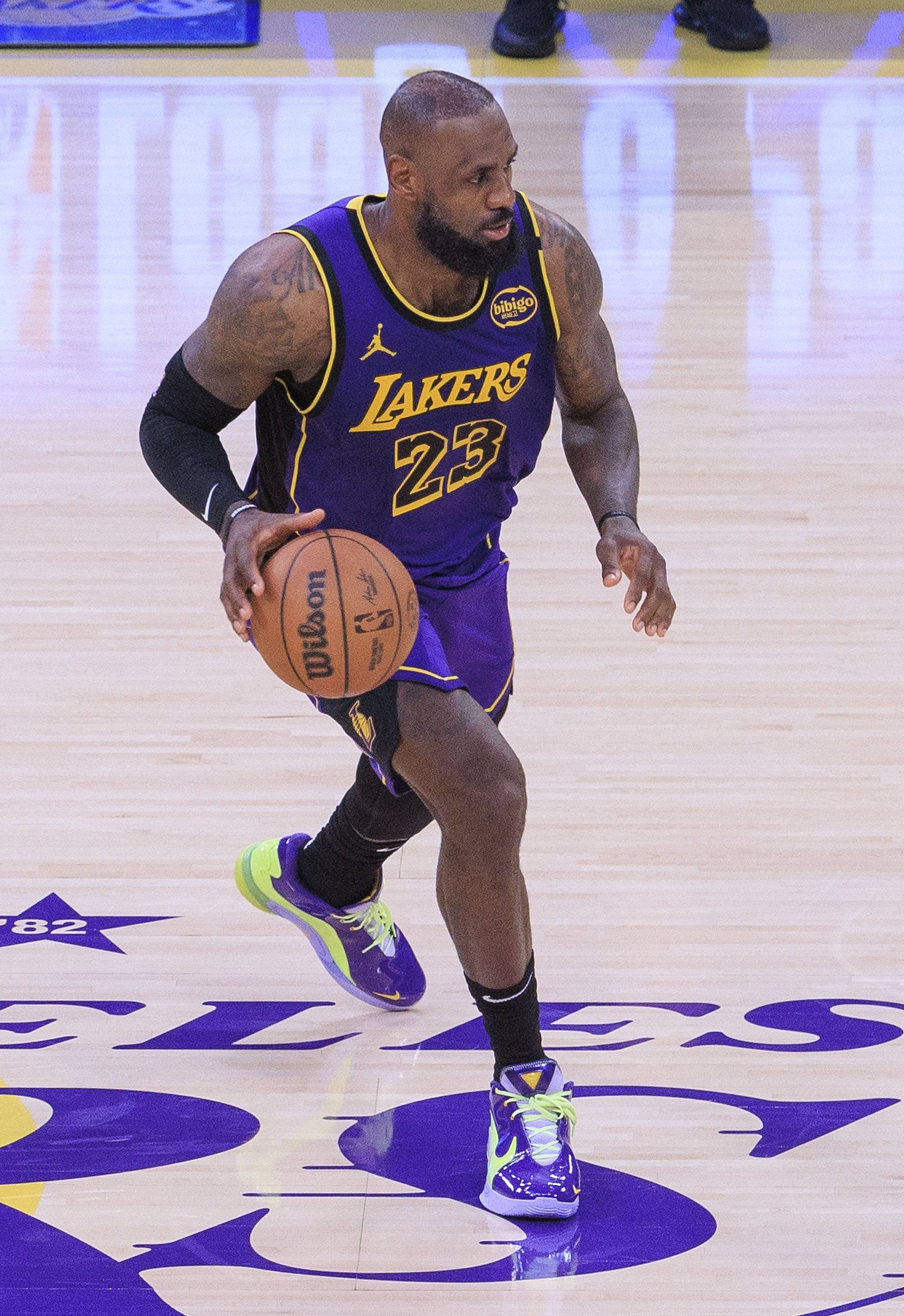 詹姆斯首秀主场,独揽五十分大胜! 詹姆斯首秀主场,独揽五十分大胜!