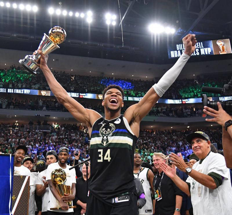 湖人击败雄鹿,勇取三连胜 湖人击败雄鹿,勇取三连胜