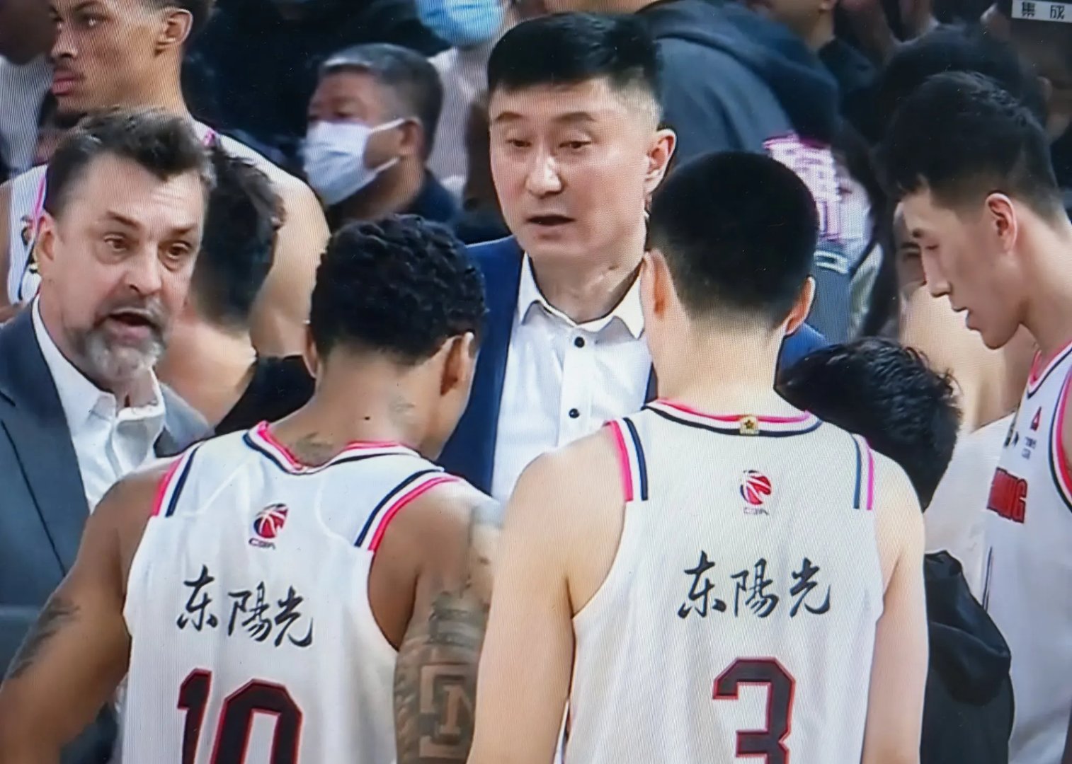 广州队横扫福建队,东契奇惊艳四座 广州队横扫福建队,东契奇惊艳四座