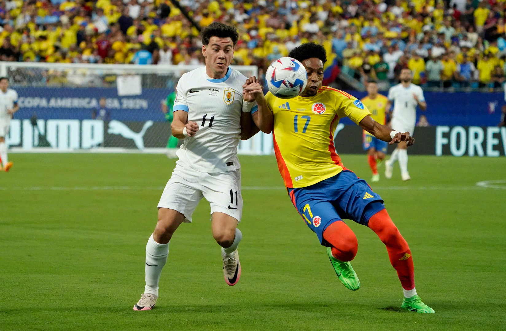 乌拉圭完胜哥伦比亚,伊布带队取胜 乌拉圭完胜哥伦比亚,伊布带队取胜